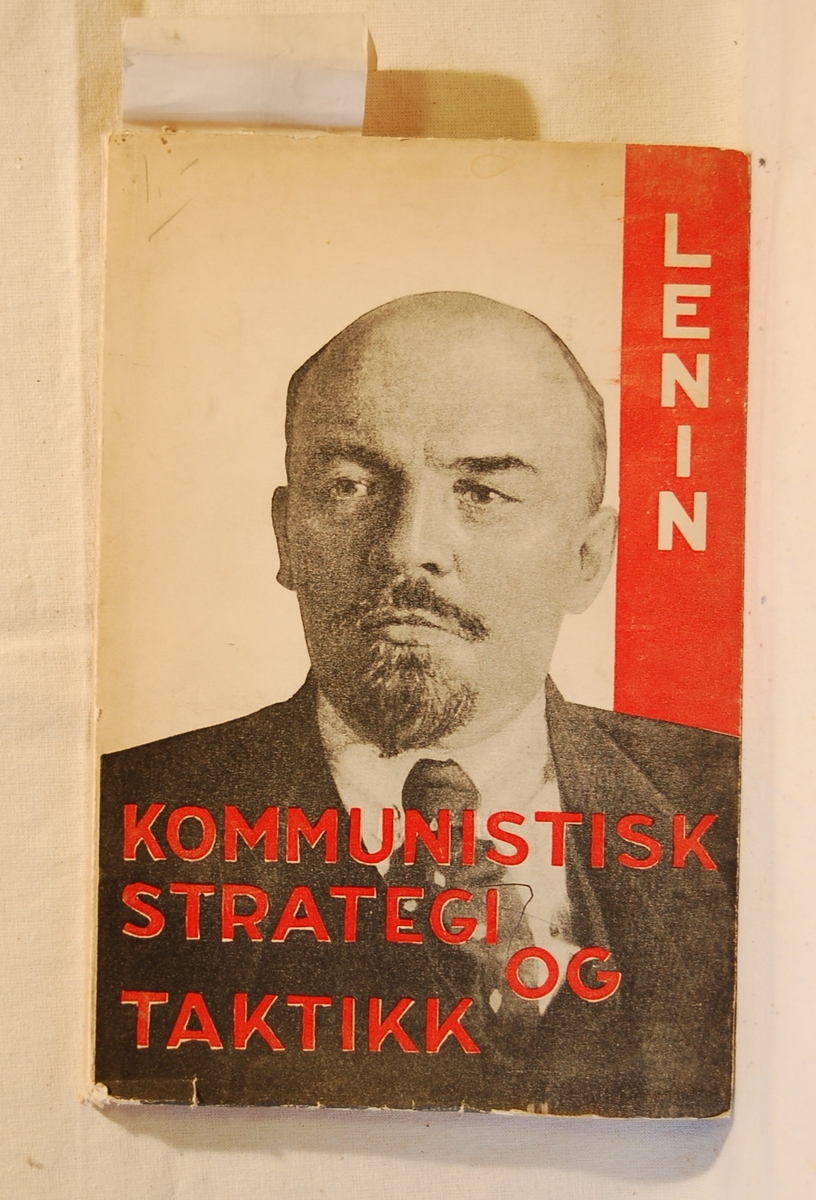 På bokens forside et portrett av Lenin