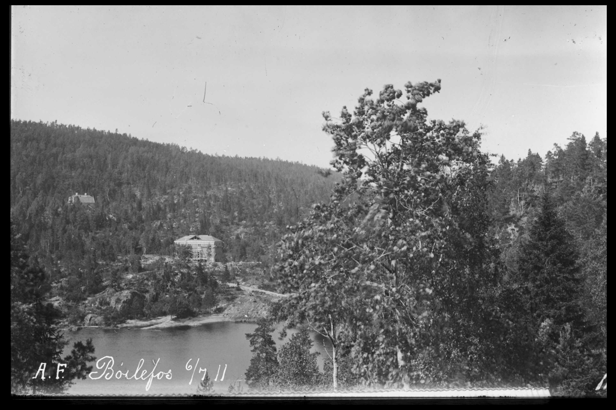 Arendal Fossekompani i begynnelsen av 1900-tallet
CD merket 0470, Bilde: 30
Sted: Bøylefoss
Beskrivelse: Huset "Firkanten"