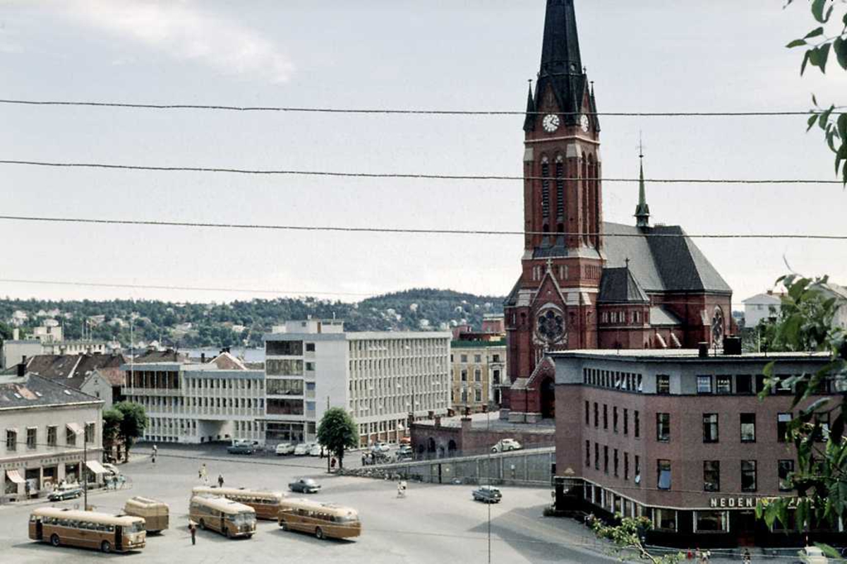 Arendal senturm. Utsikt fra Strømsbuveien, Rutebilstasjonen m ADS-busser. Posthuset, Nedenesbanken, Trefoldighetskirken. 