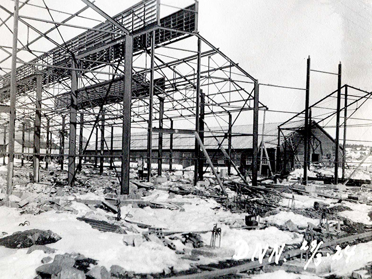 "29/03-1924" Nitriden. Bygging av stekeribygning for steking av elektrodekull. Jernkonstruksjoner. Lagerbygning for ferdigvarer i bakgrunnen.