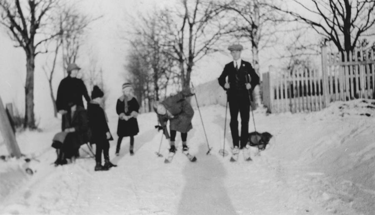 Fra venstre: Dame i huset, Dietrichson, ungene Gerd, Øystein,
