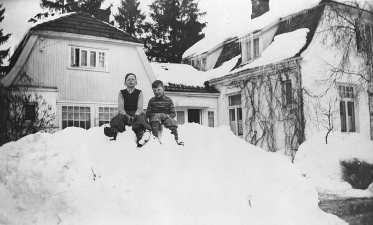 Hans A. Hansen (til v.) Bjørn. Ute i snøen.