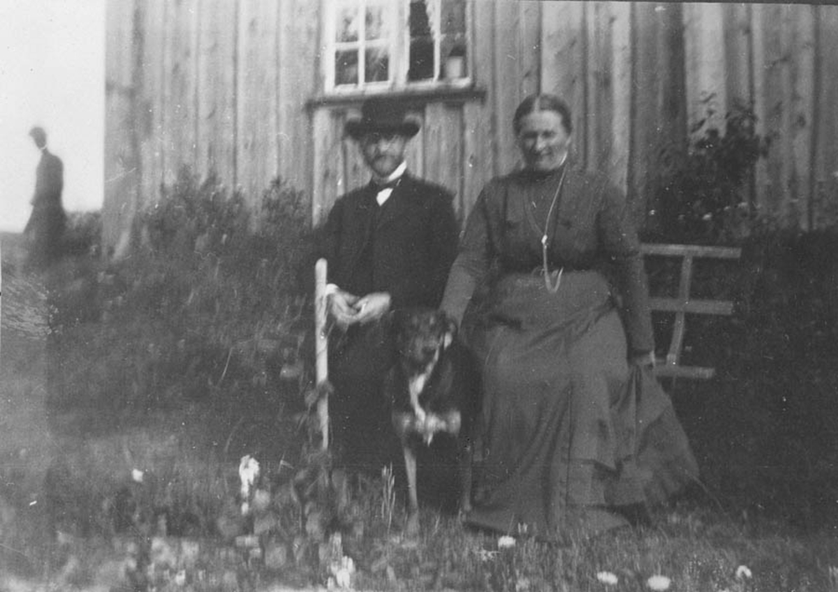 Bilde av Nils Edv. Nordby,Olava Kuldberg og hunden "Peik"