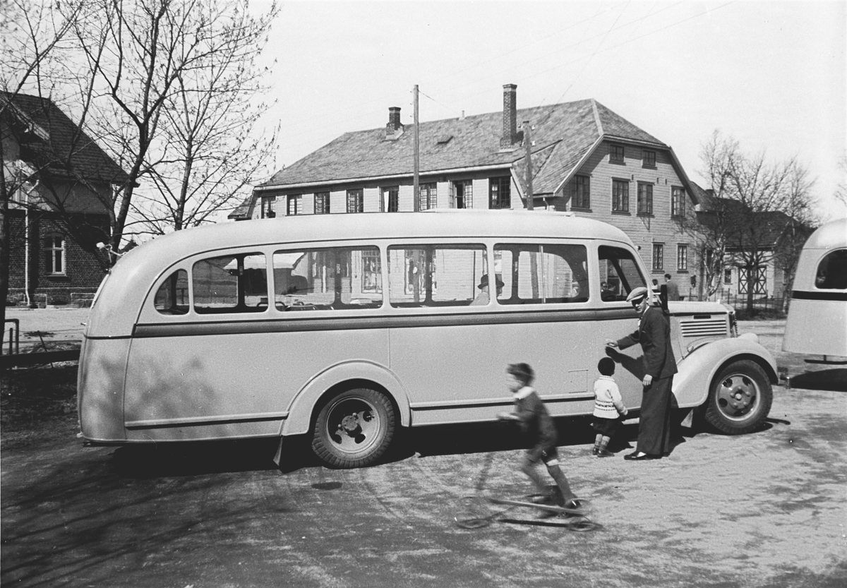 Den første bussen som gikk mellom Drøbak og Ås.
