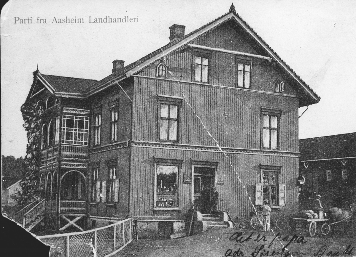 Aasheim Landhandleri. Baker Oscar Johansen foran huset.