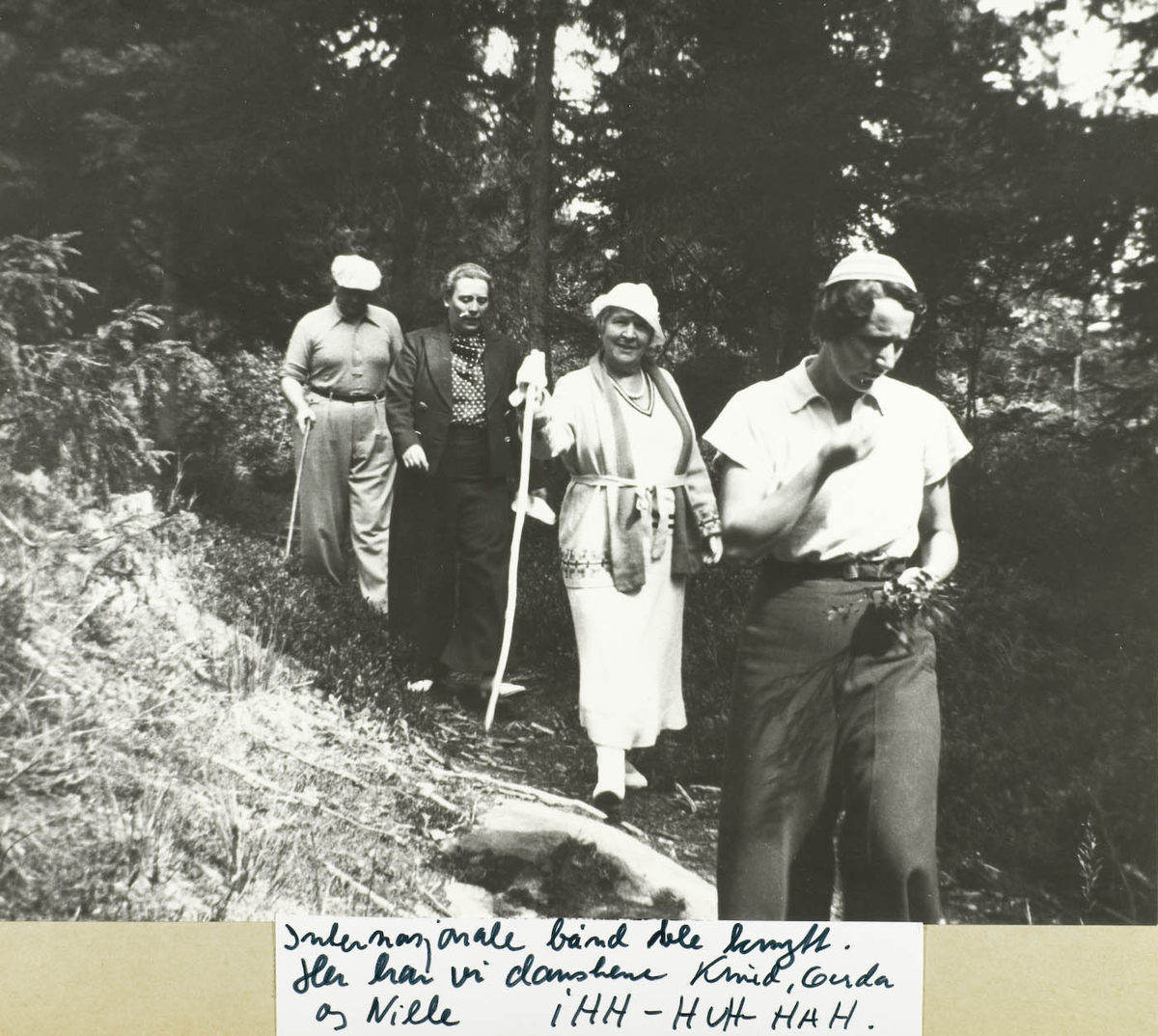 Tre damer og mann på tur i skoigen ved Hulderheim ca 1930