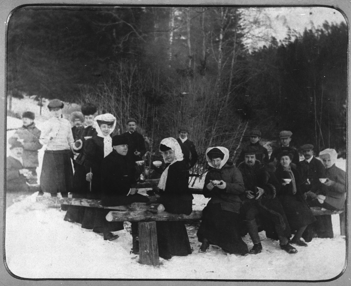 Kvinner og menn på skogstur ved Gjertrudskogen.
