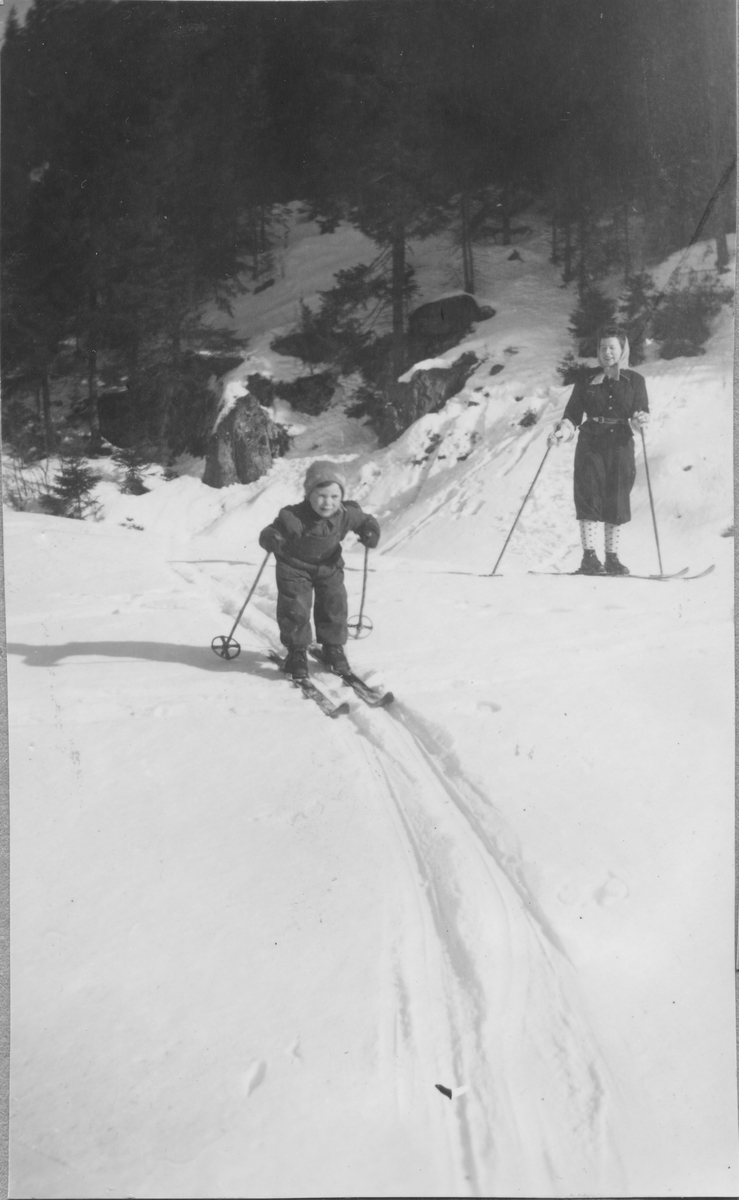 Liten gutt på skitur med mor