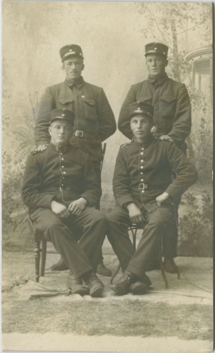 Fire menn i uniform hos fotograf