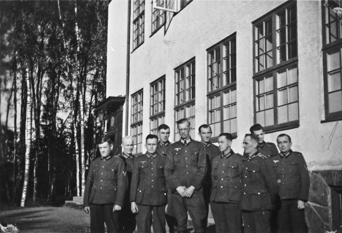 Tyske soldater på landsgymnaset. Gruppe som drev med klesdepot. (Se Flyen Bd. 1 s. 269).