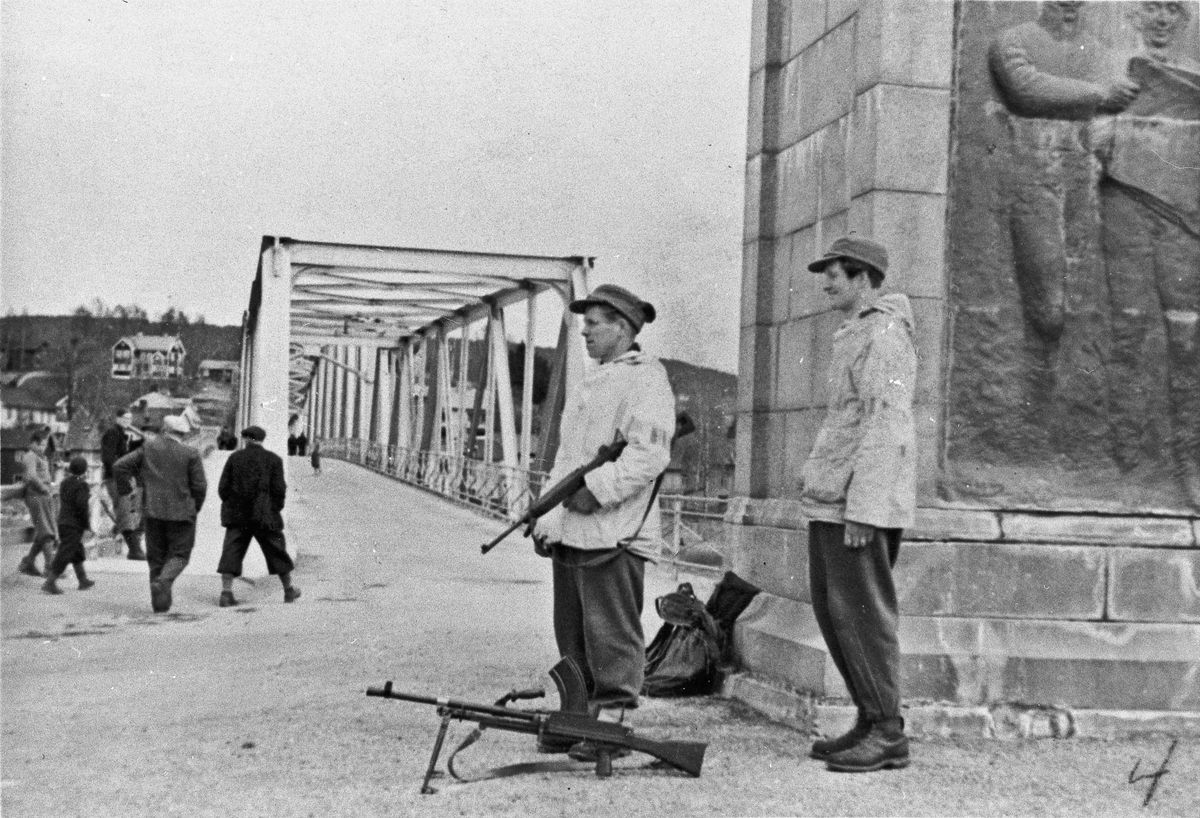 Milorg holder vakt ved Sundbrua 1945. 