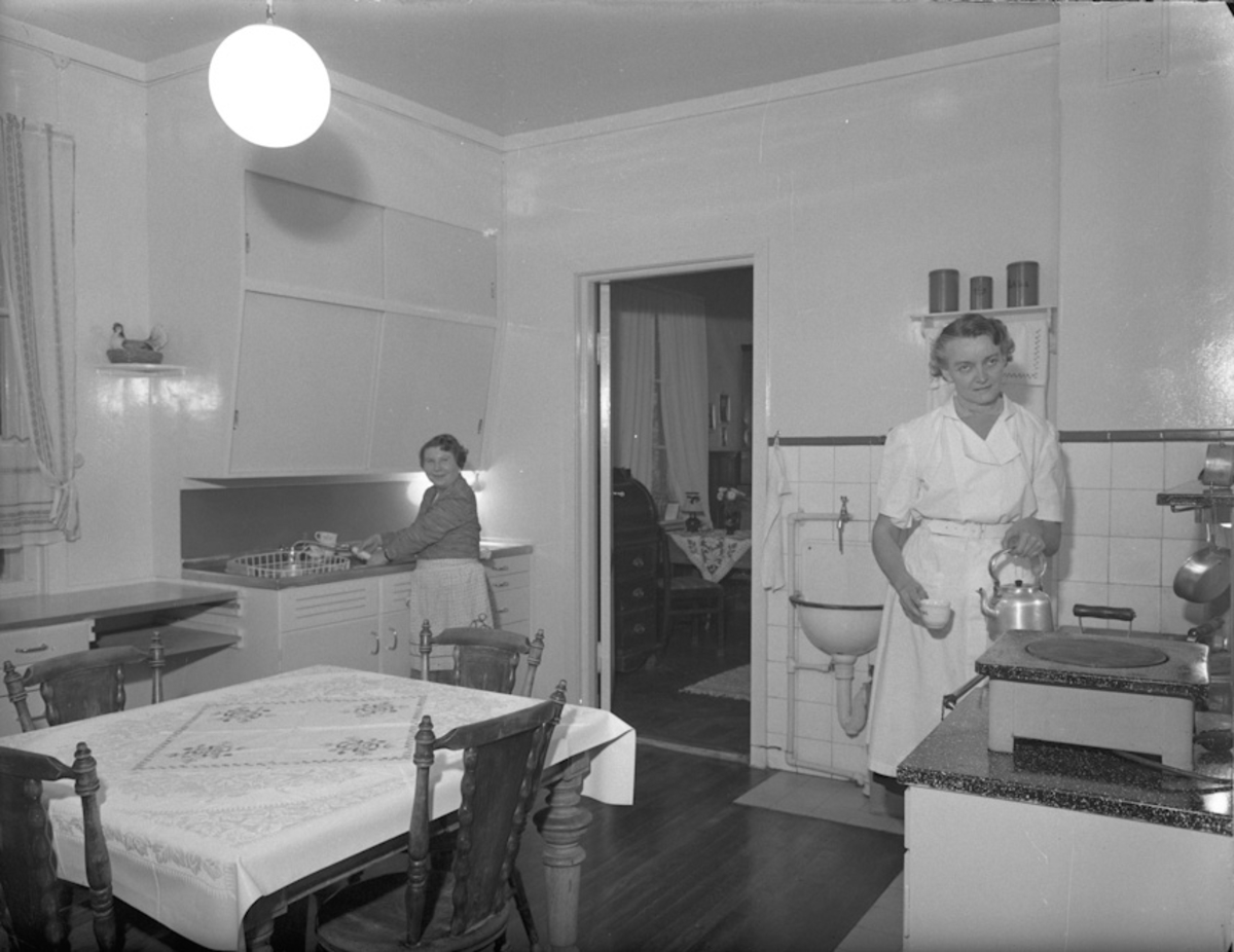 2 kvinner på et kjøkken.