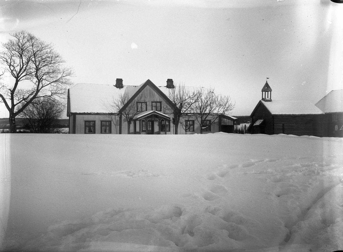 Gårdsbruk
12.04.2013:
Bildet er fra Hjera (nedre) i Eidsvoll. Fotografering før 1925.
Skrevet av: Trond Gundersen