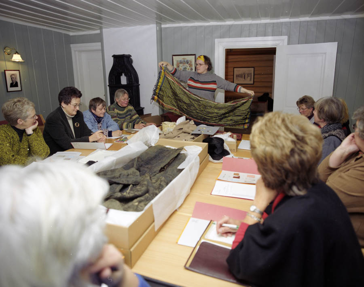 Kursleder Tanja Reed demonstrerer på Akershus fylkesmuseums kurs om bevaring av tekstiler.