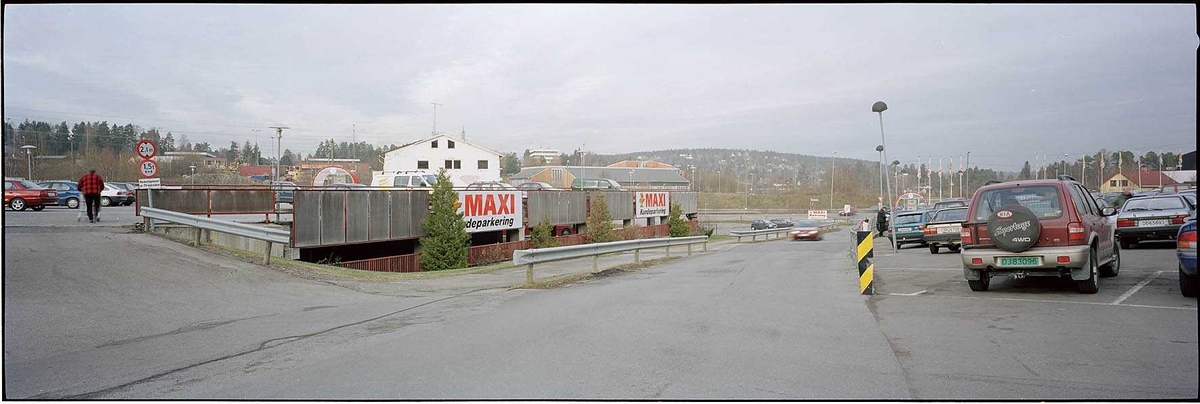 Parkeringshuset foran Maxibygget til venstre, parkeringsplassen til høyre.Fotovinkel: NØ