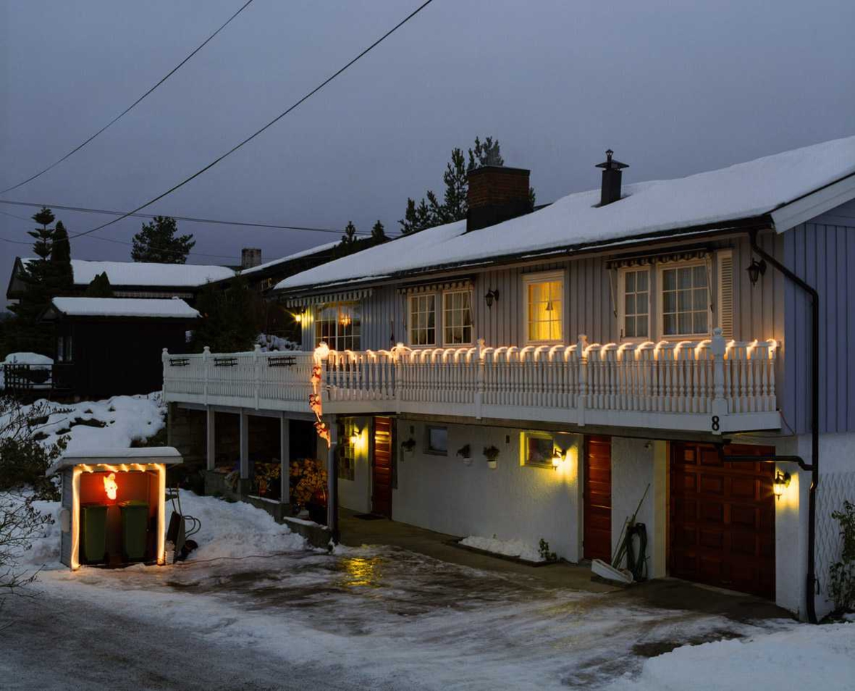 Julebelysning

Lysende snømenn og lysslange snodd rundt rekkverk på veranda. Hvit lysslange og lysende engel på søppelhus ved enebolig