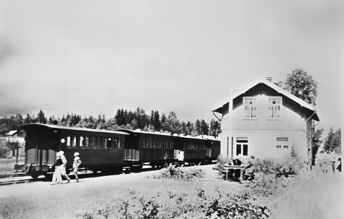 Skulerud stasjon med personvogner i spor 1.