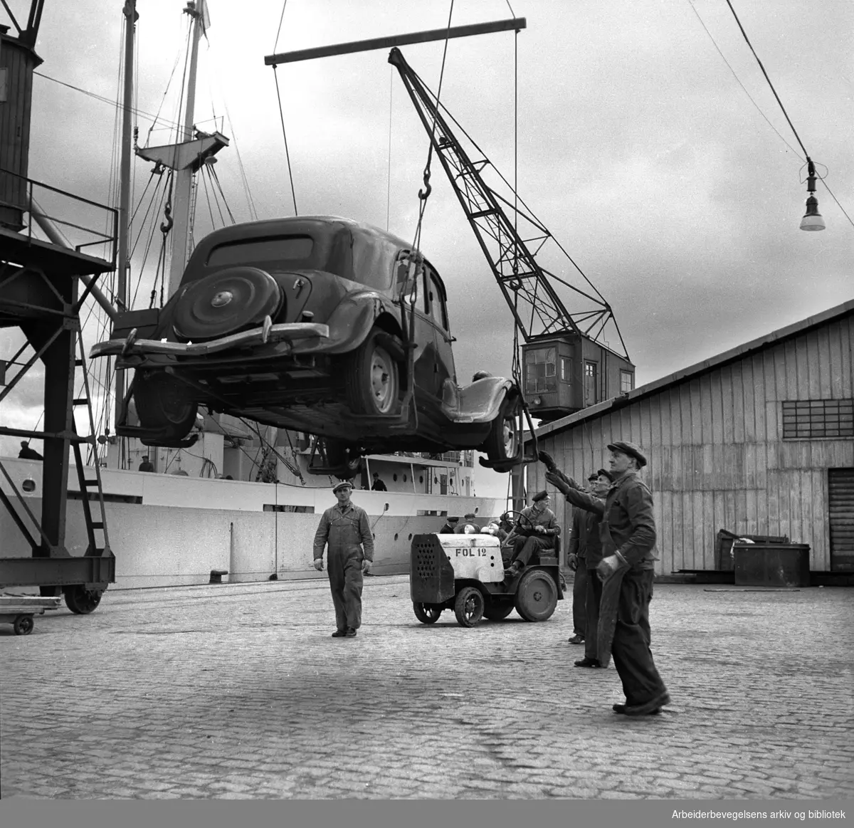 Lossing av biler ved Oslo Havn, .mars 1957