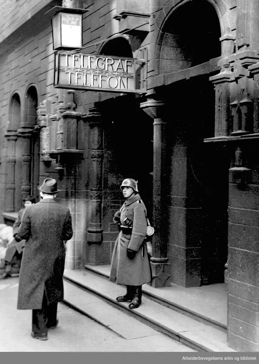 Tysk vaktsoldat utenfor Telegrafens hovedkontor i Prinsens gate i Oslo, .april 1940
