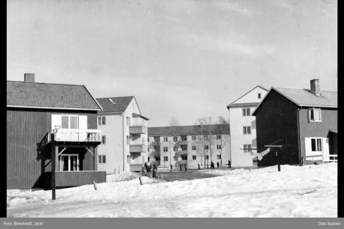 Boligområde, boligstrøk utbygd i slutten av 1940-årene med boligblokker og "svenskehus"