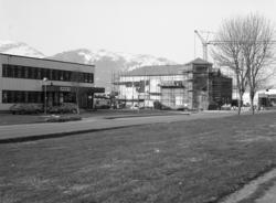 Kommunehuset og Nesset Sparebank i Eidsvåg.