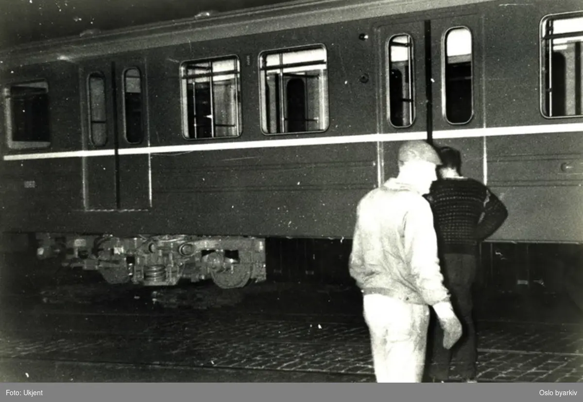 T-banevogn. Alle T-banevognene levert 1964-67 ble levert via NSBs spor til Slaktehuset hvor de ble løftet over på trikkesporet i Schweigaards gate og trukket via Schweigaards gate og Strømsveien til Etterstad og videre via Østensjø- og Lambertseterbanen til Ryen vognhall.Transporten ble gjennomført i driftspausen om natta.Her er man i ferd med å løfte vogna fra NSBs spor til trikkesporet i krysset Schweigaards gate/Tøyenbekken.