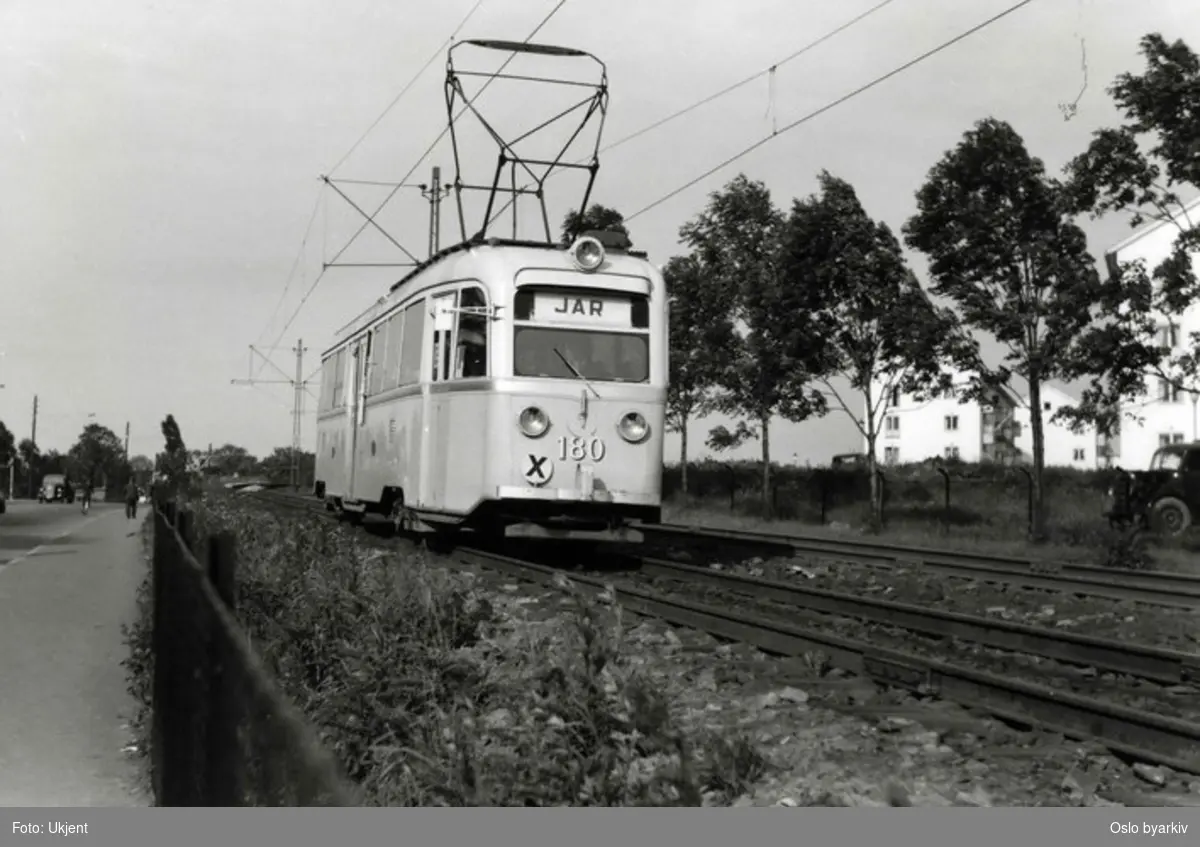 Ekebergbanens Gullfisktrikk (type E1) nr 180 (fra Skabo, i drift fra ca. 1940) mot Jar fra Ljabru.