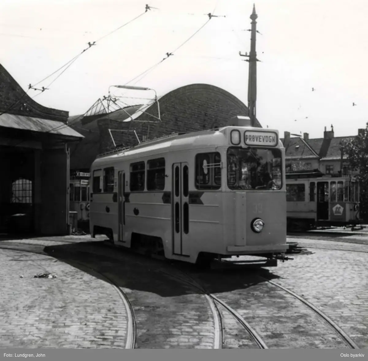 Oslo Sporveier, Høka prøvogn 33 på vei ut fra vognhall på Sagene. Fotografert i forbindelse med lanseringen av nye vogner i juli 1954.