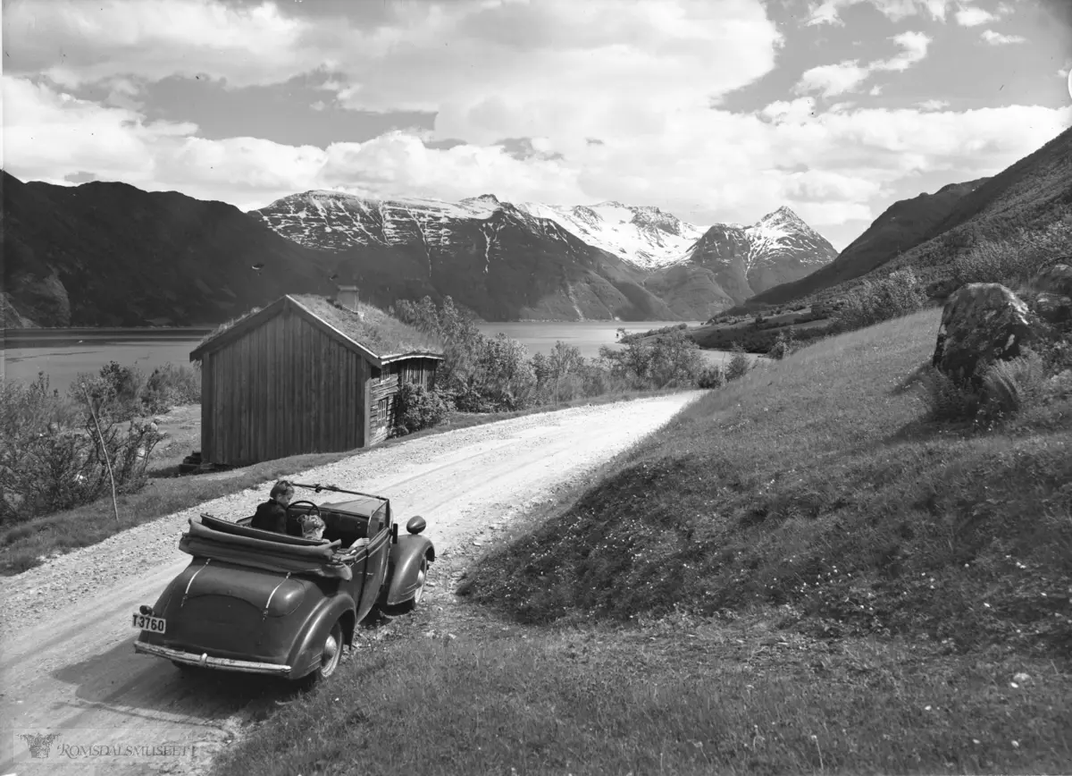 Sunndalsfjorden..Melkild i bakgrunnen..Bilen er trolig en Opel Super Six 1937-38.