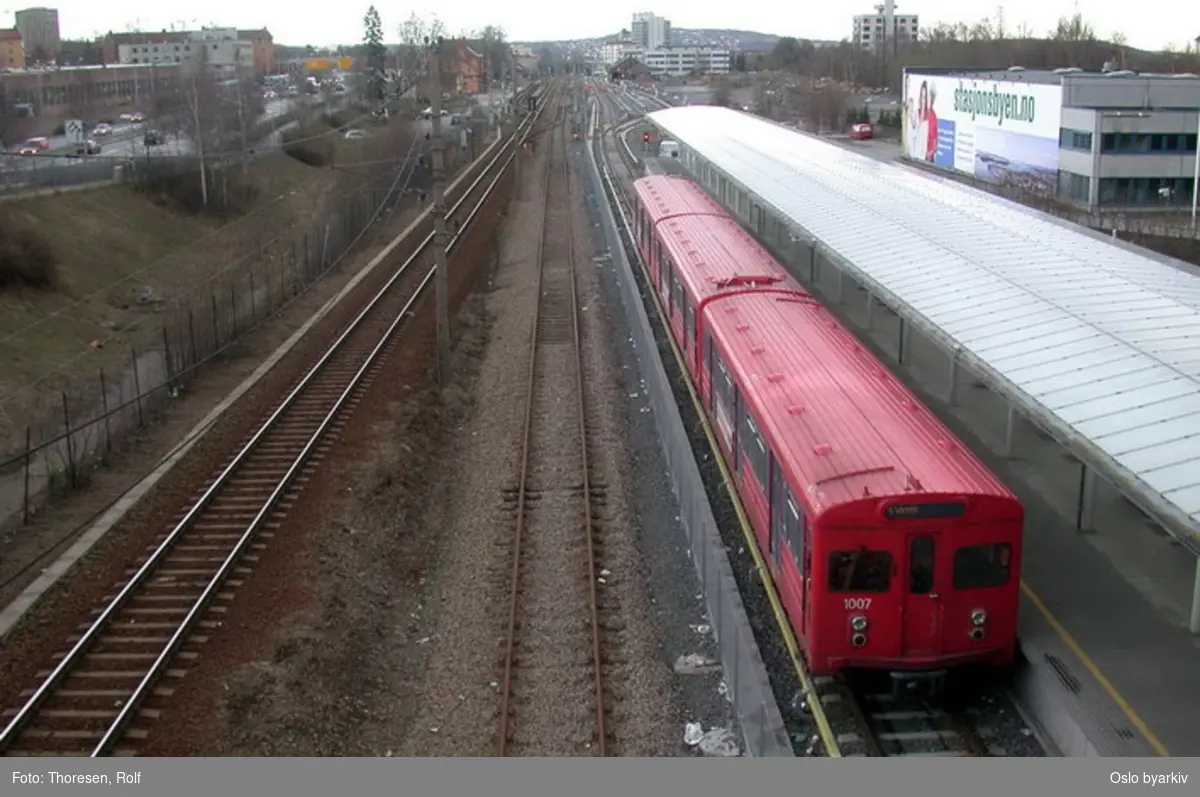 Oslo Sporveier. T-banevogn 1007, serie T1, på linje 5 fra Vestli, her ved ankomstplattform på Storo endebanestasjon på T-baneringen.