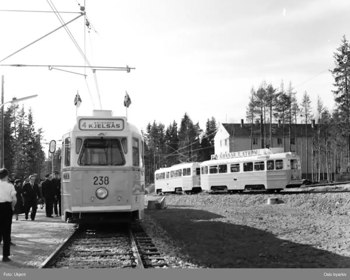 Oslo Sporveier. Trikk motorvogn 238 type Høka MBO på linje 4, Bergkrystallen-Kjelsås, på Lambertseterbanens åpningsdag 28. april 1957.