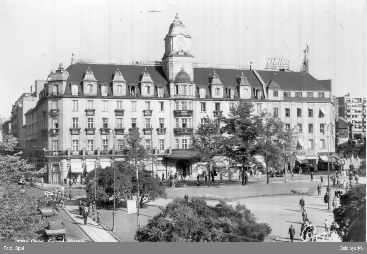 Grand Hotel, Karl Johans gate. Eidsvolls plass og Rosenkrantz' gate. Spaserende. Postkort 2294.
