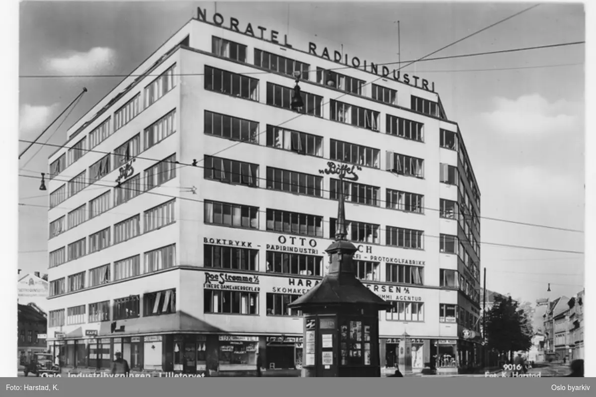 Industribygningen (fra 1934) ved Lilletorget, forretnings- og kontorbygg på hjørnet Brugata - Stenersgata. Noratel A/S, apparat- og transformatorfabrikk, samt ulike andre produksjonsvirksomheter. Firma- reklame- og butikkskilt, butikker. Narvsens tårnkiosk. Postkort 9016.