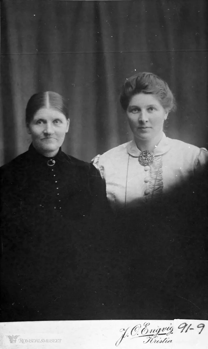 Portrett. Tørri Hammaren (i svart kjole) og datter Anna g. Gjemnes. Tørri er søster til....Jon Solhjell.....ADRESSE: Nesset       Eresfjord      Eresfjord....