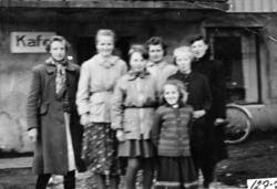 Gruppebilde ved Sollaug Langsets Kafe. ..