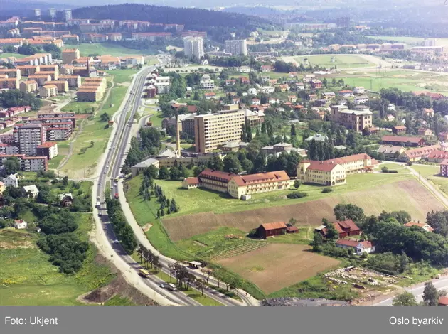 Sinsenkrysset (i front) med Trondheimsveien og Ringveien . Nordre ...