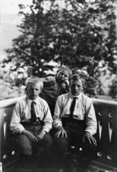 Ingvar Sverdrup og 2 gutter fra Wien som var hos Margrethe o