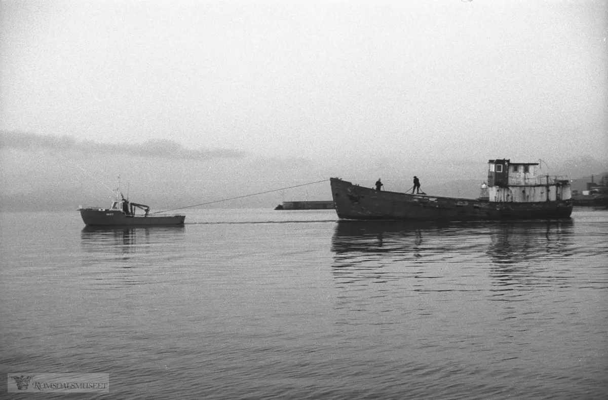 "Bankfisken" til Molde. "Bankfisken" til Molde. Bankfisken kom til Molde Torsdag 6 november 1980. Det var kystvaktskipet "Senja" som taua den frå Tromsø og hit. Bilda viser slepinga bort til Hjertøya den 7 november 1980. Ved styrehuset bestyrar Sverre Berg på Romsdalsmuseet.