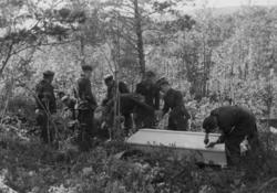 Gravlegging i Årødalen av to Russiske krigsfanger...(Se boke