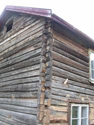 Våningshuset etter at bordkledning fra 1911 er fjernet.