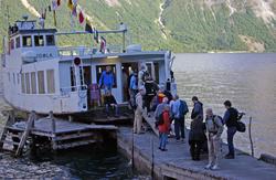 B/F Mardøla ved kaia på Hoem i annlednings Bjørn Austigard s