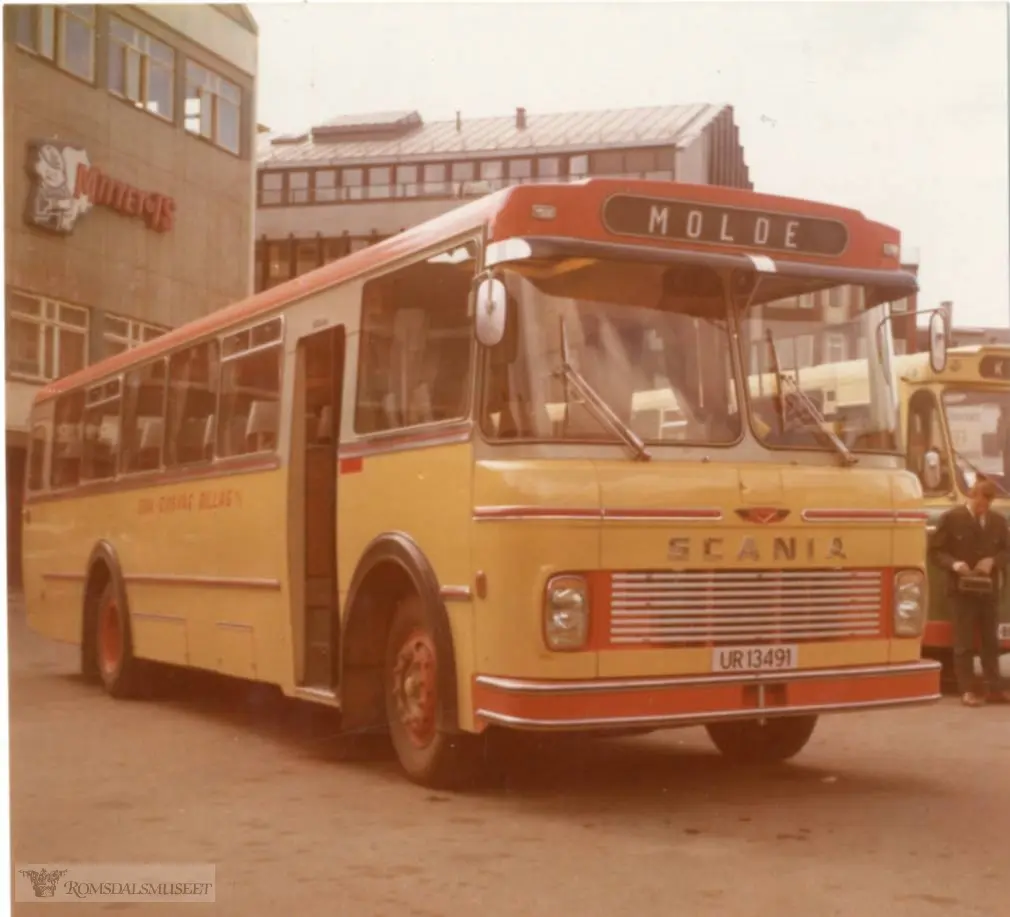 UR13491 var en Scania B80 personbuss 1972-modell. Den hadde 34 sitteplasser. Karosseriet ble bygd ved Kristiansund Lettmetall (VBK). Det var Eira-Eidsvåg Billag (EEB) som kjøpte bussen. Vi ser den her fotografert ved bussterminalen i Molde. Her har en EEBs farger fra 1970-tallet, gul hovedfarge med oransje og sølvgrå rundt vinduene. I 1982 ble EEB slått sammen med Kristiansund-Oppdal Auto (KOA). Bussen ble lakkert i nye farger, blå, brun og sølvgrå. Den gikk i rutetrafikk ca. 10 år til. Den ble solgt og ombygd til campingbuss. Siste eier var i Finnmark og den ble avregistrert i 2008..(fra Oddbjørn Skjørsæter sine samlinger i Romsdalsarkivet)