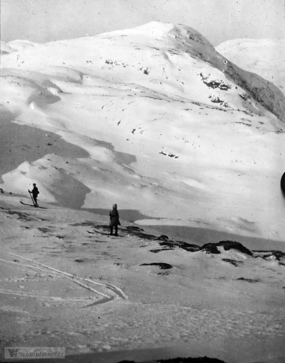 På ski til Frænavarden. En klasisk tur både sommer som vinter i Moldemarka. I Fræna har fjellet imidlertid navnet Middagsfjellet..(Se Romsdalsmuseets årbok 2005 side 256)