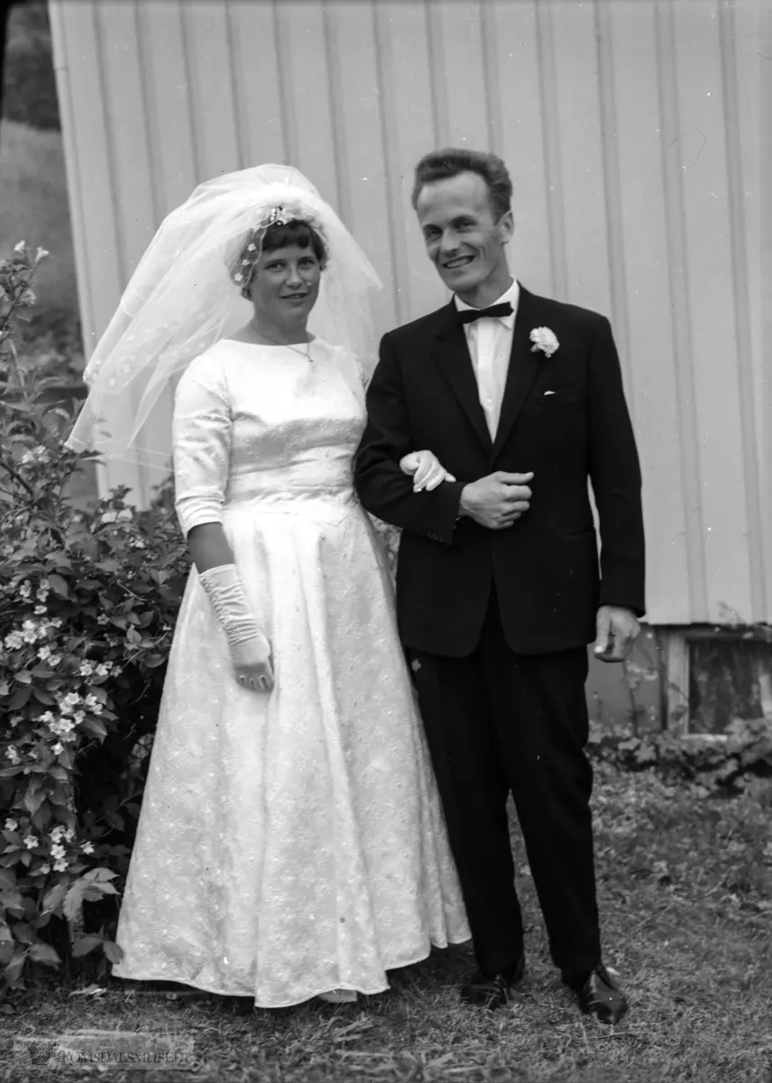 "Bryllup Risan"..Bryllupet til Kristoffer Høgset og Marit Risan f.1938, datter til Hilmar Risan, Kortgarden.