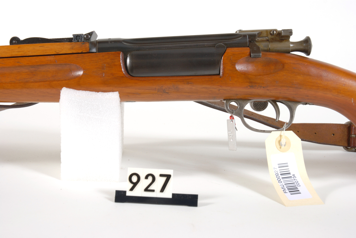 Et av de opprinnelige prøvegeværene men ble endret slik at det tjente som modell ved den formelle approbasjonen av Karabin M1912