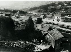 Ål jernbanestasjon med lokomotiv, steinvogner og vanntårn.