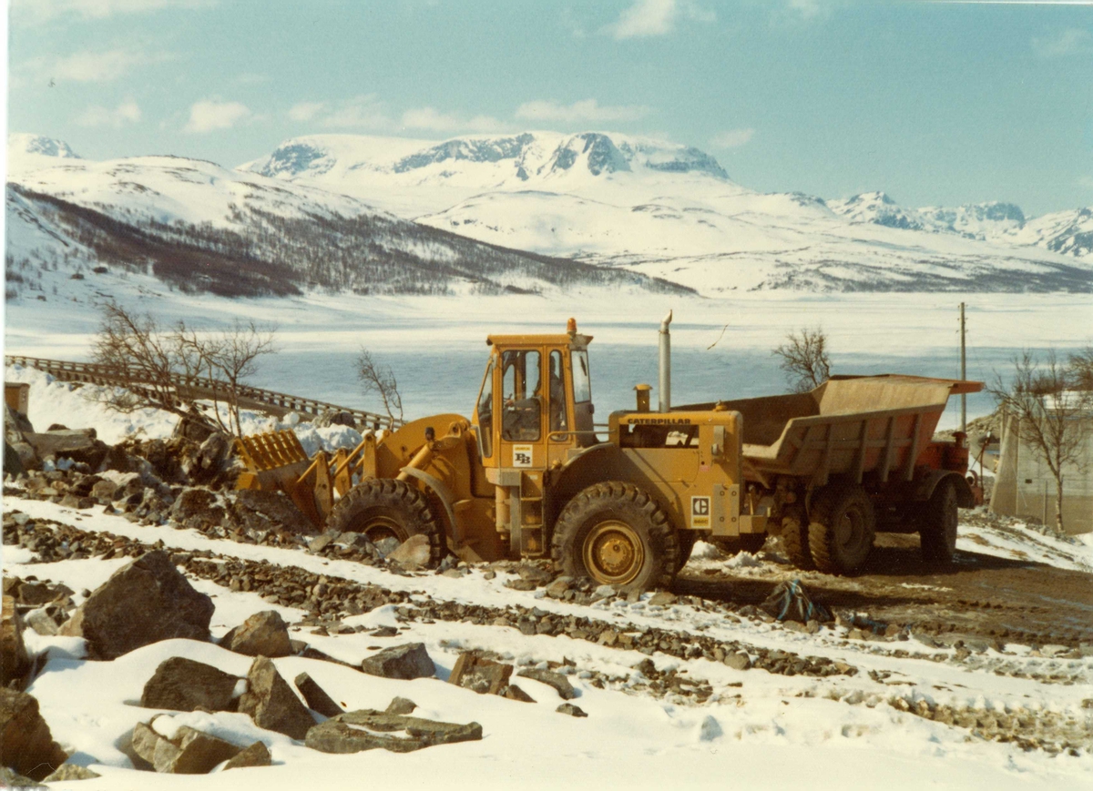 Oslo Lysverker. Kraftutbygginga. Ombygging dam Strandavatn. Opplasting og transport ved Hallingbygg AS. 1974. Caterpillar hjulslaster og dumper
