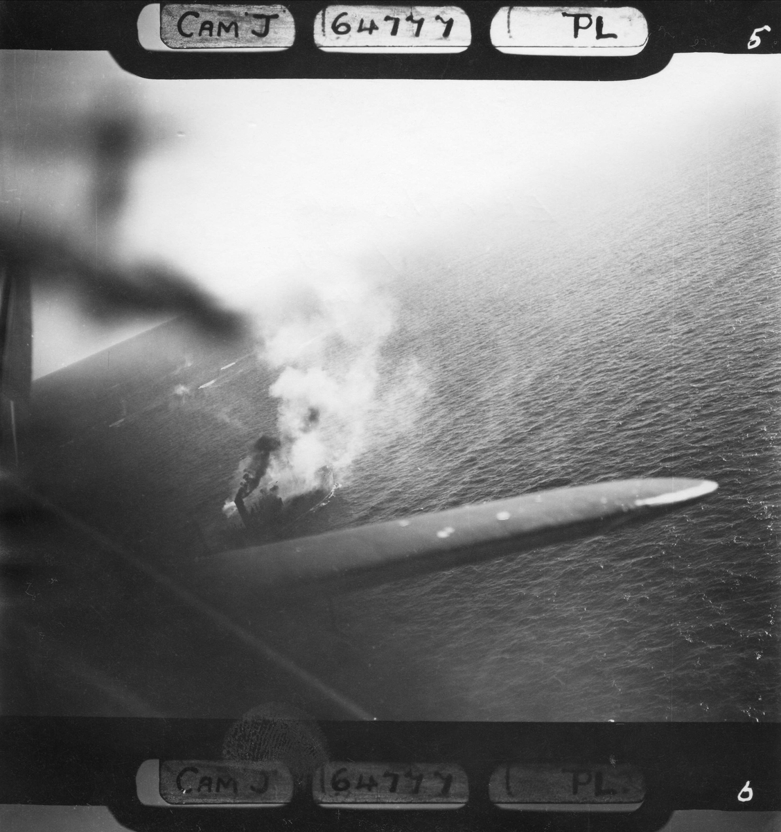 Et fiendtlig fartøy er angrepet av RAF og står i brann. Norskekysten, tidspunkt ukjent.