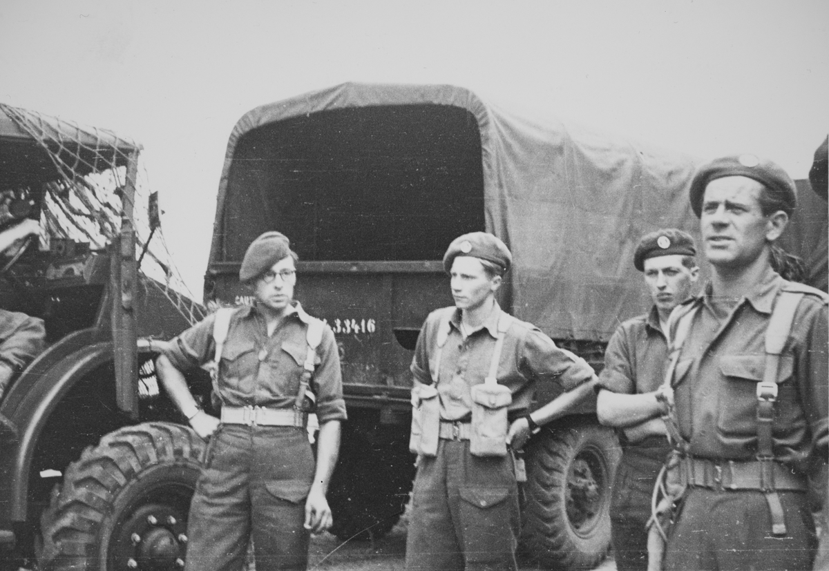 Soldater fra Tysklandsbrigaden foran militær lastebil.