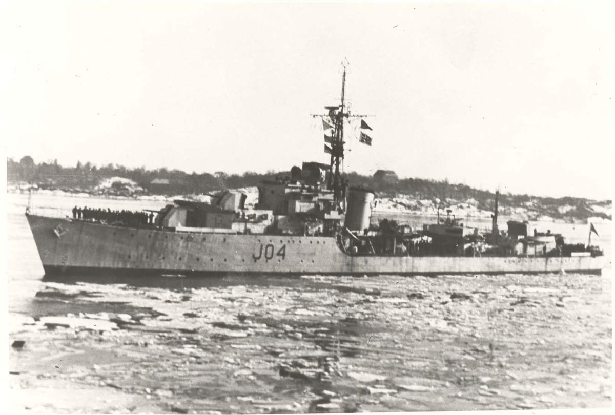 Motiv: Jageren TRONDHEIM (J 04) - Oslo havn mars 1947. Babord side
